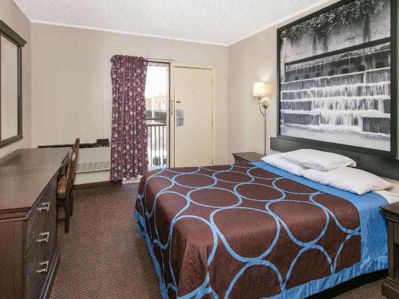 Super 8 by Wyndham Lubbock Civic Center North image
