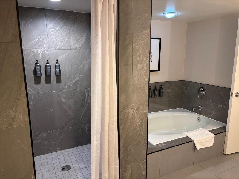 Sheraton Agoura Hills image