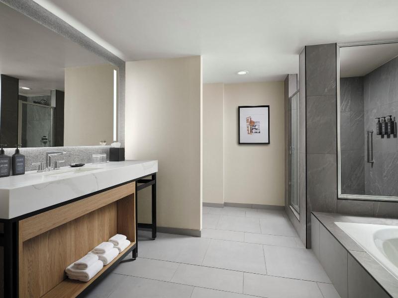 Sheraton Agoura Hills image