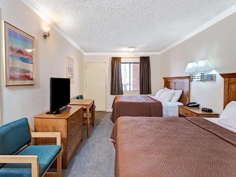 Travelodge by Wyndham Pasadena Central image