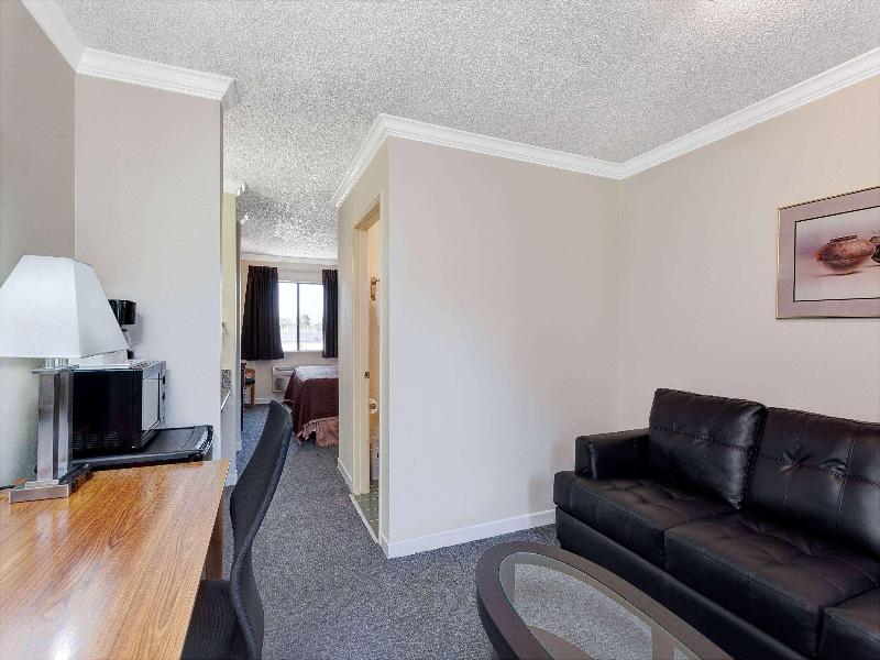Travelodge by Wyndham Pasadena Central image