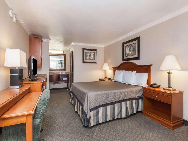 Travelodge by Wyndham Sylmar CA image