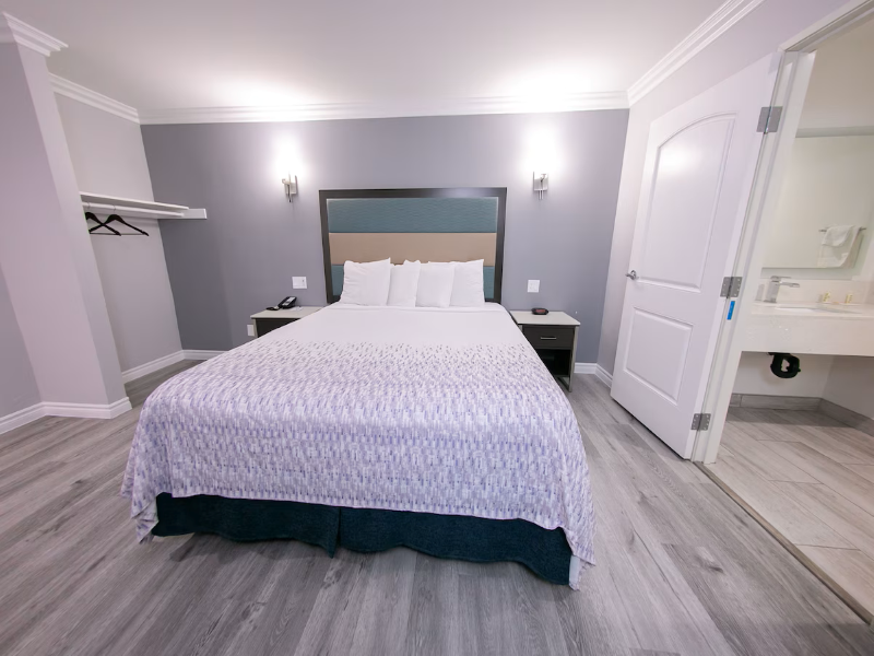 Travelodge Inn & Suites by Wyndham West Covina image