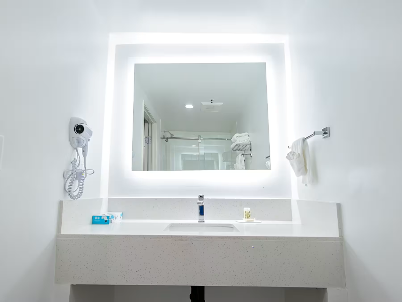 Travelodge Inn & Suites by Wyndham West Covina image
