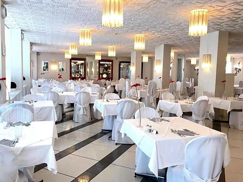 Hotel La Perla image