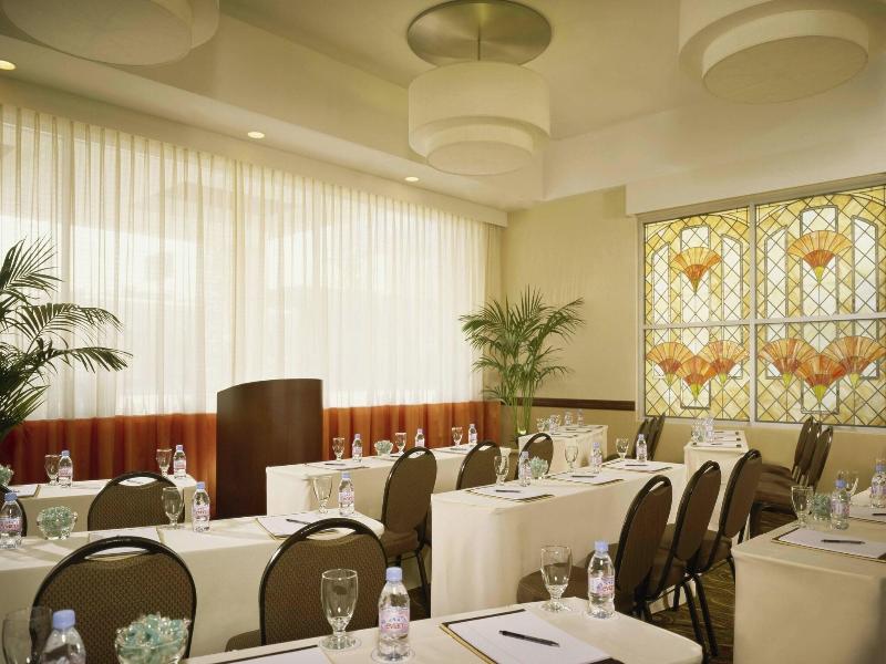 Courtyard By Marriott Los Angeles Sherman Oaks image