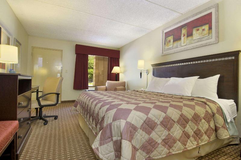 Red Roof Inn Leeds image
