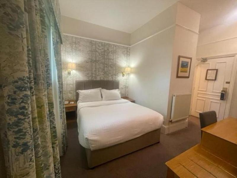 Reigate Manor image