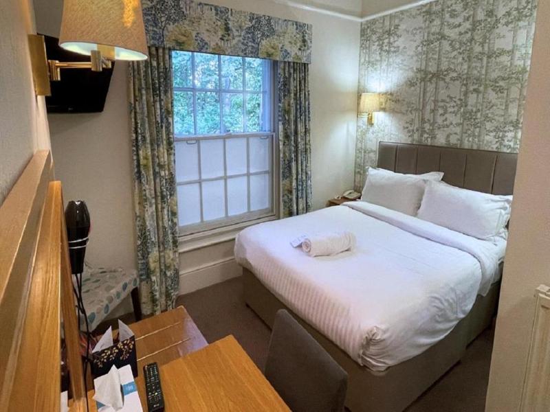 Reigate Manor image