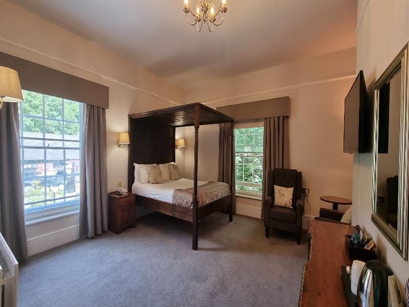 Reigate Manor image