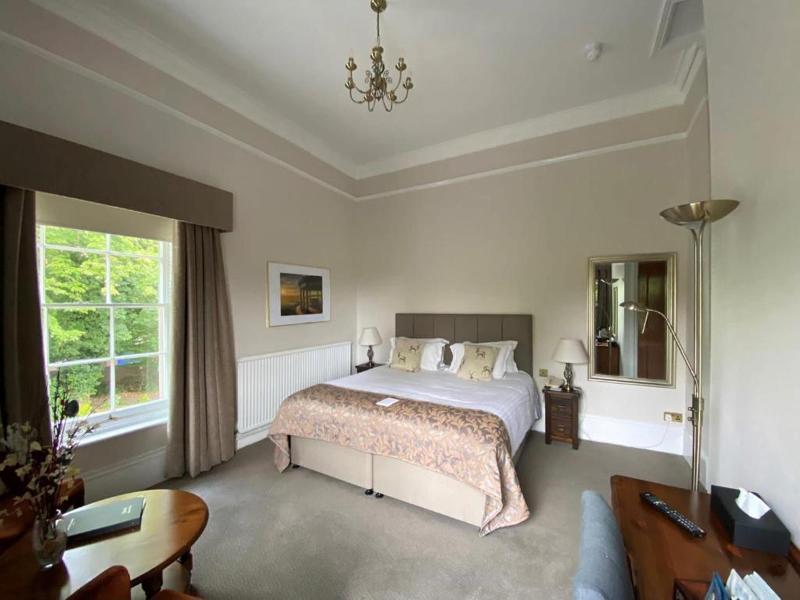 Reigate Manor image
