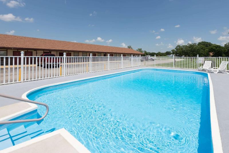 Knights Inn Chanute image
