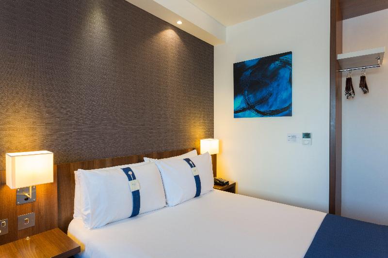 Holiday inn Express Harlow image