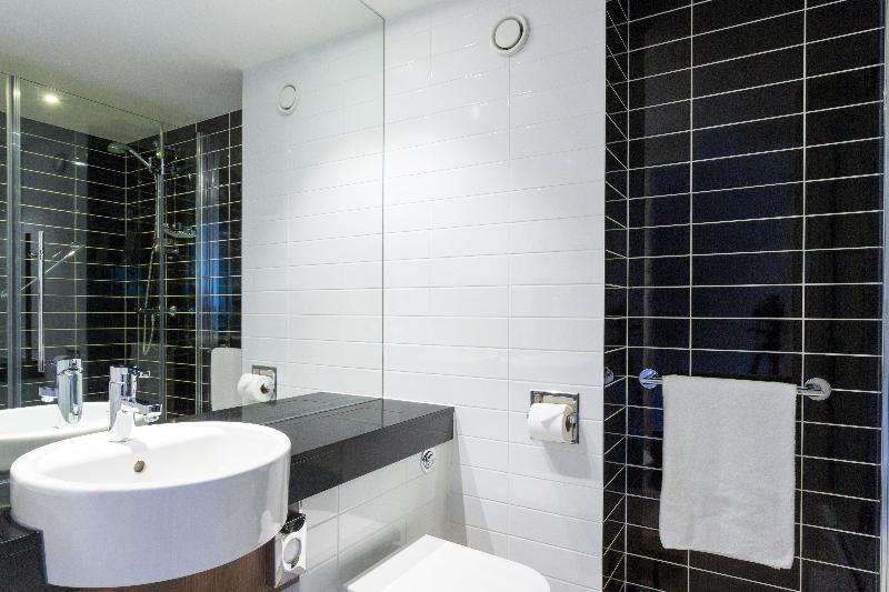 Holiday inn Express Harlow image