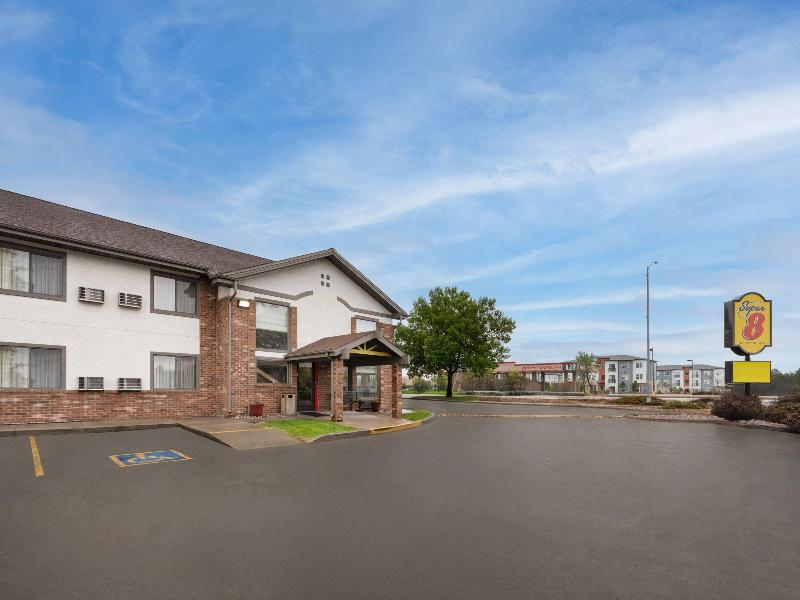 Super 8 by Wyndham Longmont/Twin Peaks image
