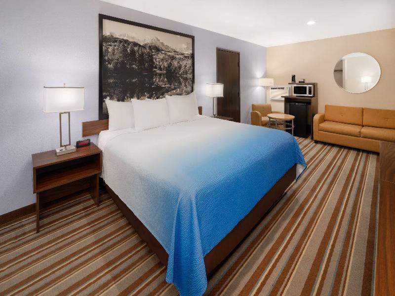 Super 8 by Wyndham Longmont/Twin Peaks image