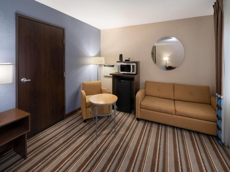 Super 8 by Wyndham Longmont/Twin Peaks image