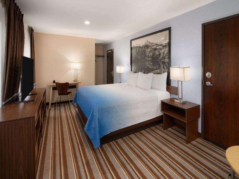 Super 8 by Wyndham Longmont/Twin Peaks image