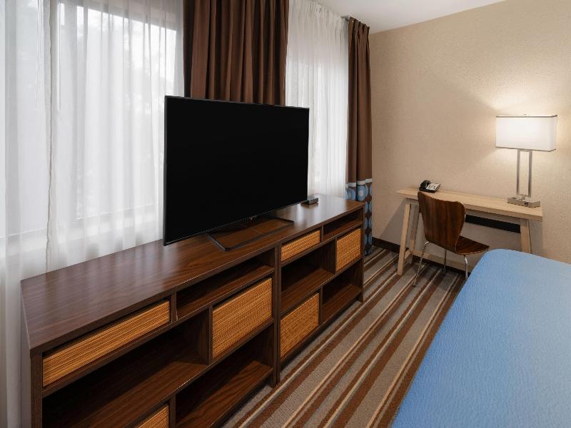 Super 8 by Wyndham Longmont/Twin Peaks image