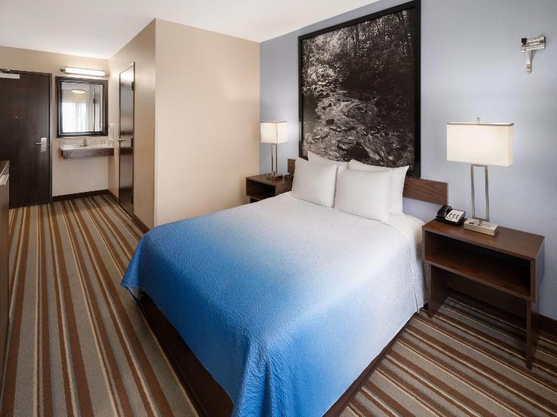 Super 8 by Wyndham Longmont/Twin Peaks image