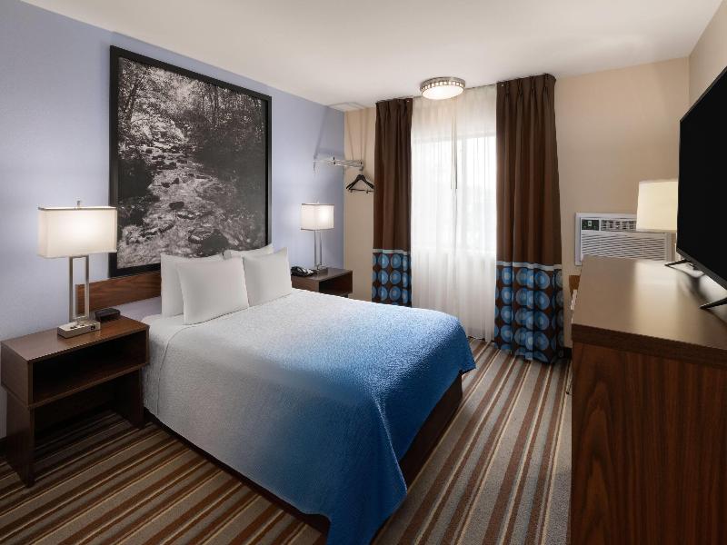 Super 8 by Wyndham Longmont/Twin Peaks image
