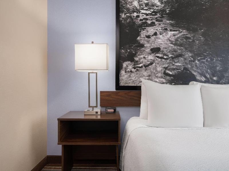 Super 8 by Wyndham Longmont/Twin Peaks image