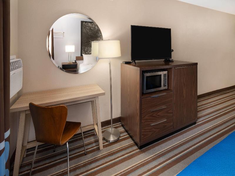 Super 8 by Wyndham Longmont/Twin Peaks image