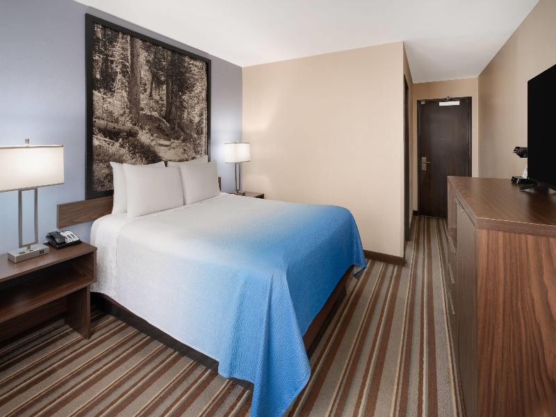 Super 8 by Wyndham Longmont/Twin Peaks image