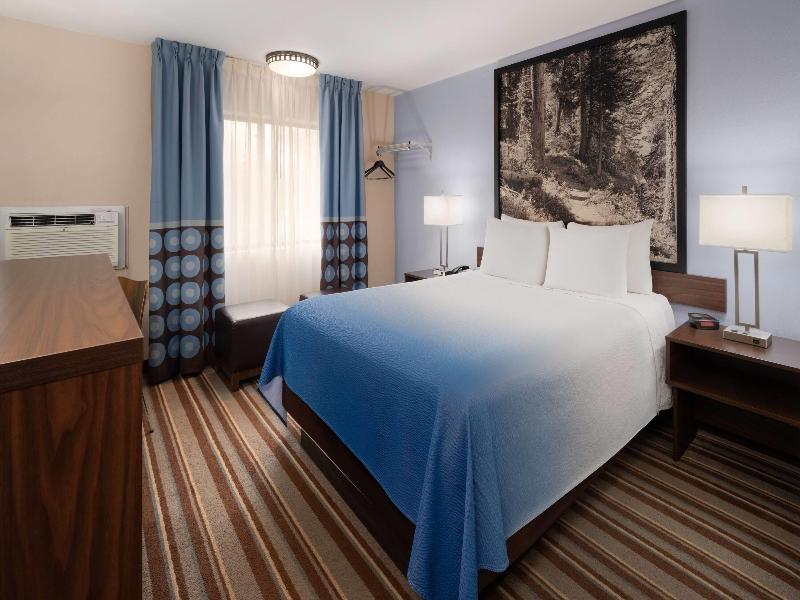 Super 8 by Wyndham Longmont/Twin Peaks image