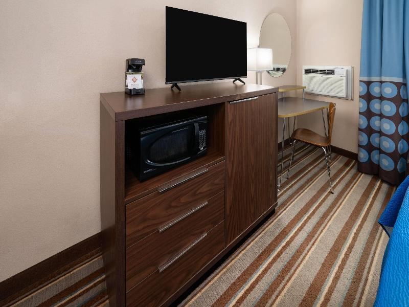 Super 8 by Wyndham Longmont/Twin Peaks image