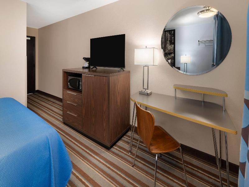 Super 8 by Wyndham Longmont/Twin Peaks image