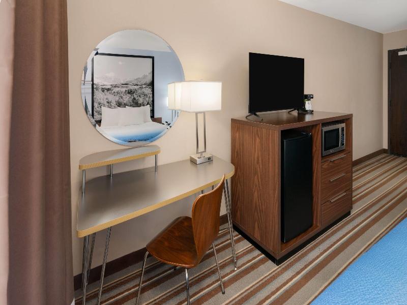 Super 8 by Wyndham Longmont/Twin Peaks image