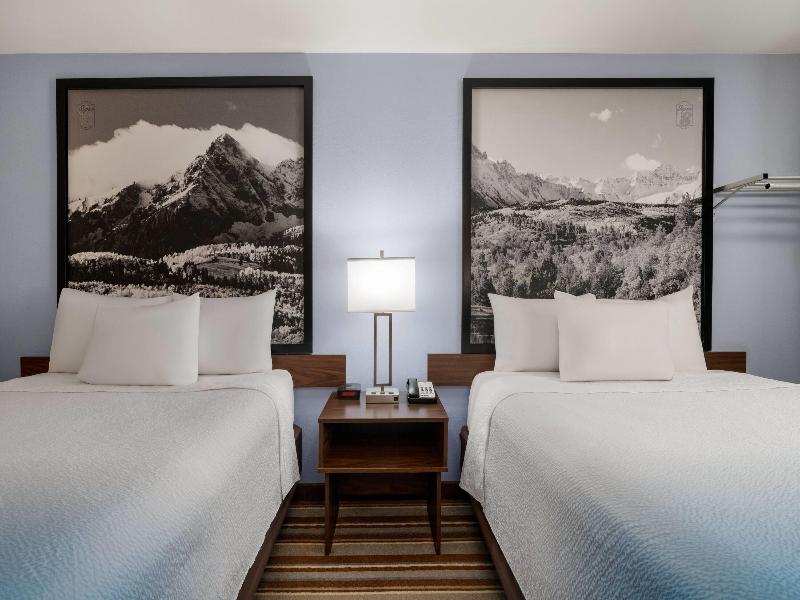 Super 8 by Wyndham Longmont/Twin Peaks image