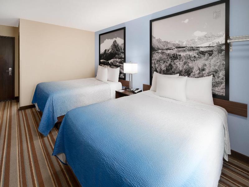 Super 8 by Wyndham Longmont/Twin Peaks image