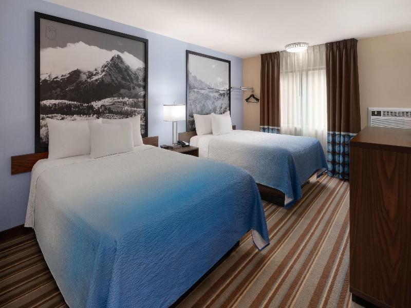 Super 8 by Wyndham Longmont/Twin Peaks image