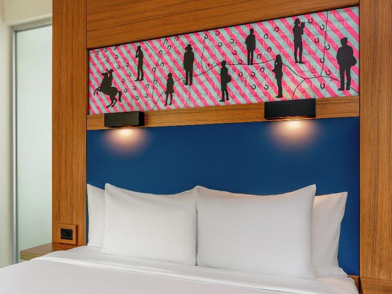 Aloft Lexington image