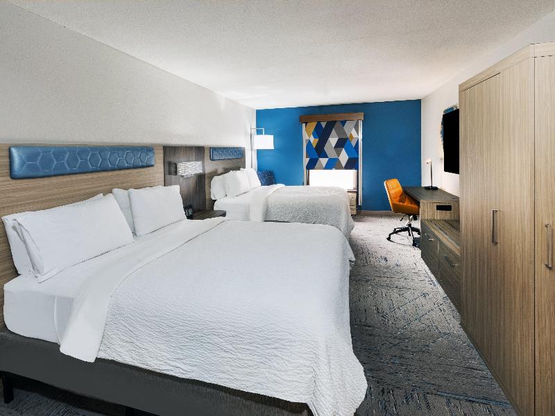 DOUBLE TWO QUEEN BEDS