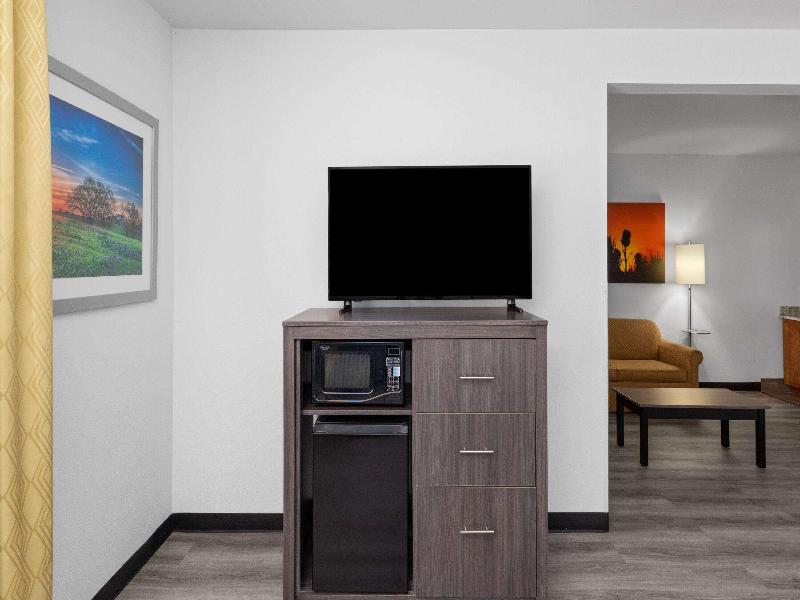 Days Inn &Suites by Wyndham Lubbock Medical Center image