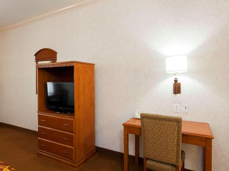 Howard Johnson  & Suites by Wyndham Pico Rivera image