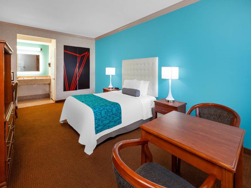 Howard Johnson  & Suites by Wyndham Pico Rivera image