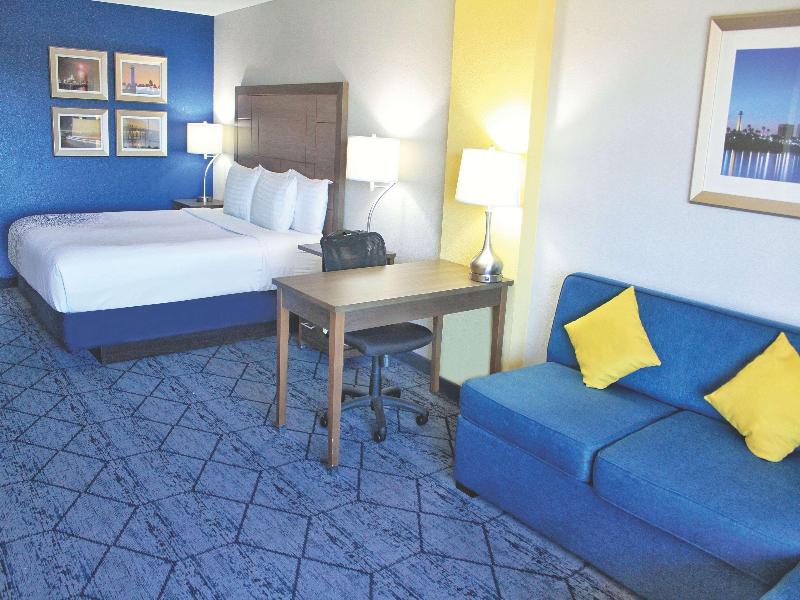 La Quinta Inn & Suites NE Long Beach Cypress image