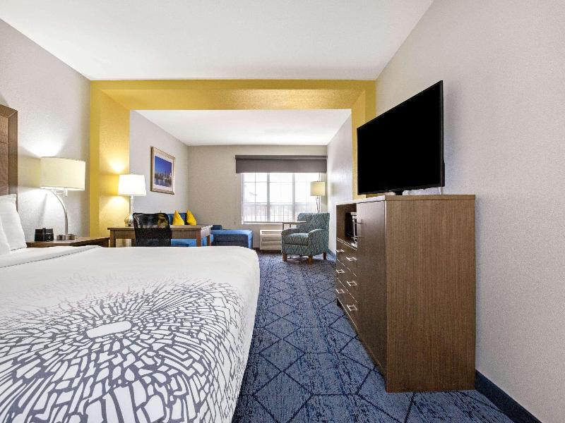 La Quinta Inn & Suites NE Long Beach Cypress image