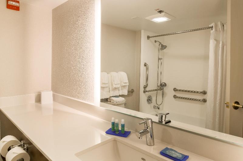 Holiday Inn Express Milwaukee-West Medical Center photo 16
