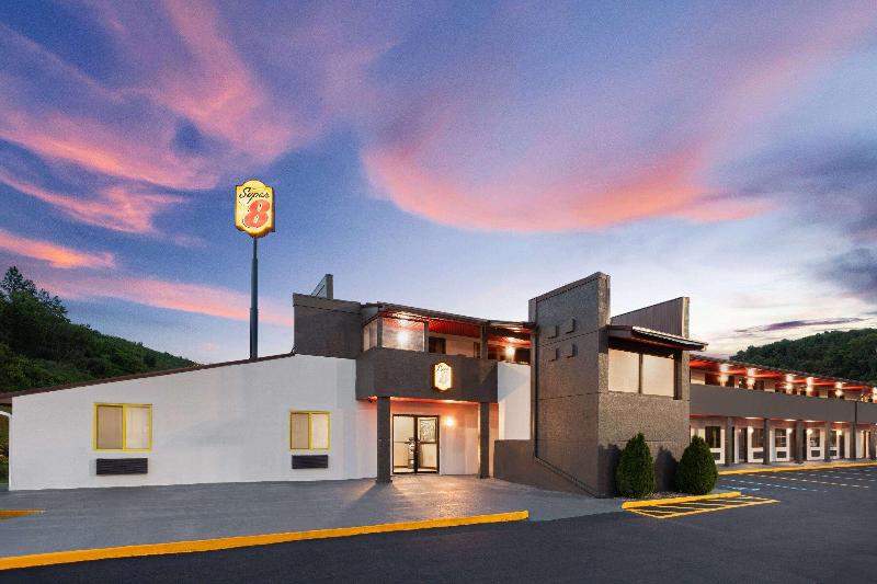 Super 8 by Wyndham Bridgeport/Clarksburg Area image