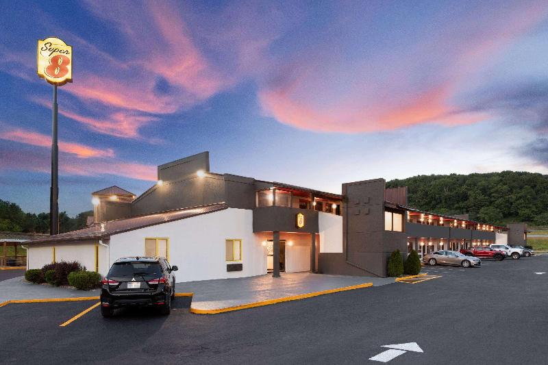 Super 8 by Wyndham Bridgeport/Clarksburg Area image