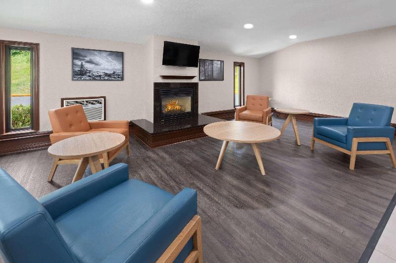 Super 8 by Wyndham Bridgeport/Clarksburg Area image