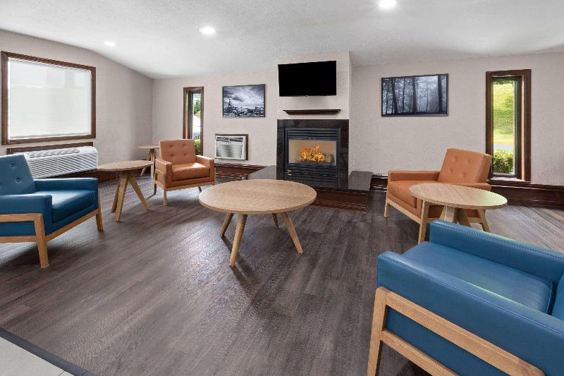 Super 8 by Wyndham Bridgeport/Clarksburg Area image