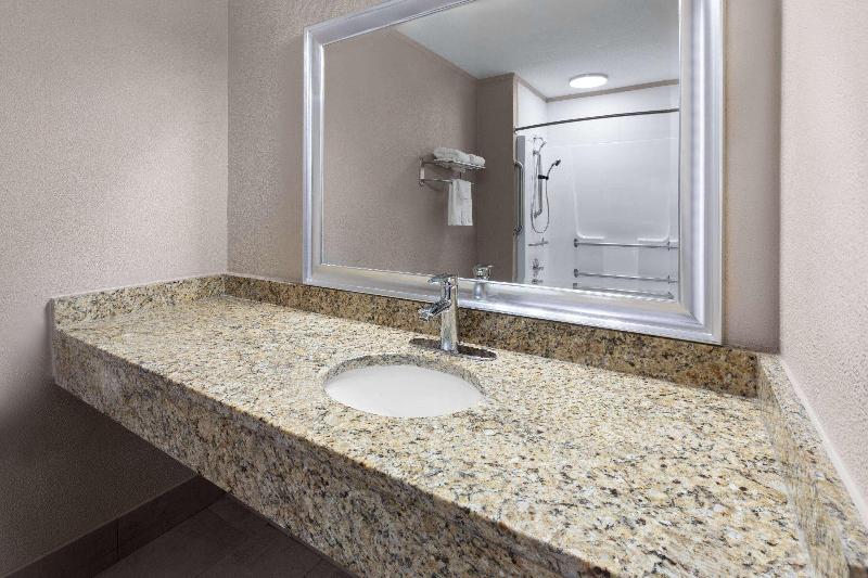 Super 8 by Wyndham Bridgeport/Clarksburg Area image