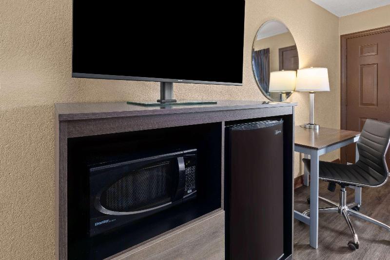 Super 8 by Wyndham Bridgeport/Clarksburg Area image