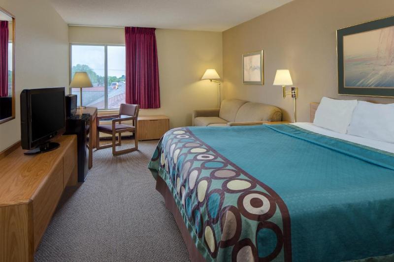Super 8 by Wyndham Menomonie WI image